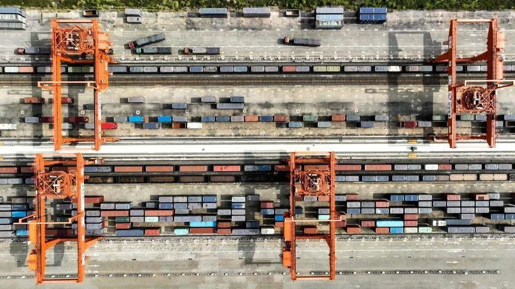 △2023年11月12日，火車在廣西欽州港碼頭裝運(yùn)集裝箱。