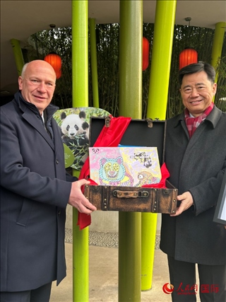 吳墾大使和韋格納市長(zhǎng)手捧德國(guó)兒童為“夢(mèng)想”“夢(mèng)圓”準(zhǔn)備的手繪“送別大禮包”。人民網(wǎng)記者 徐馨攝