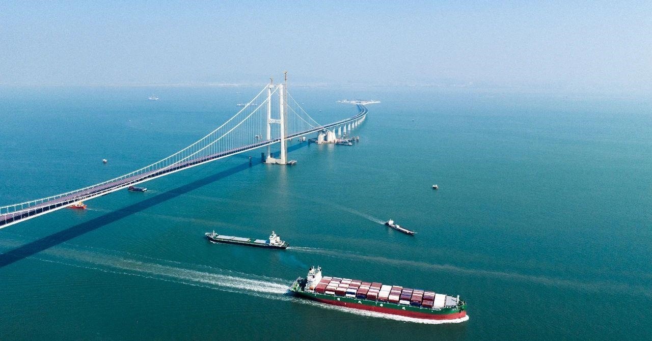 △2023年11月28日，國家重大工程深中通道海底沉管隧道貫通。