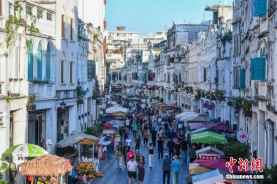 圖為海口騎樓老街游客如織。 <a target='_blank' href='/' ><p align=