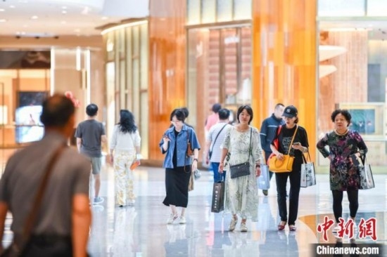 圖為顧客在cdf?？趪H免稅城內(nèi)選購商品。<a target='_blank' href='/' ><p align=