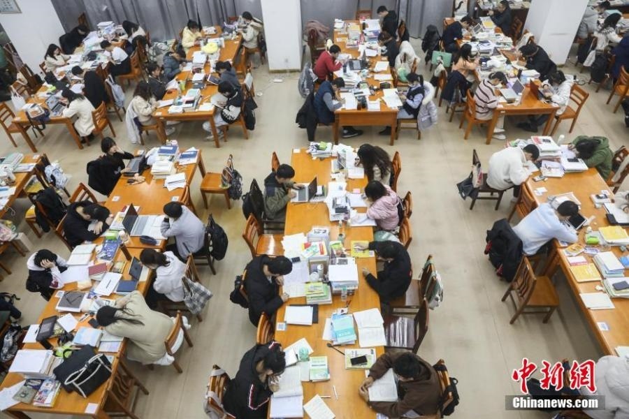 資料圖：眾多考研學(xué)生在南昌大學(xué)圖書館的自習(xí)室內(nèi)復(fù)習(xí)備考。劉力鑫 攝