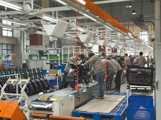  產(chǎn)業(yè)領(lǐng)跑 在長三角一體化發(fā)展格局下，新能源制造業(yè)通過產(chǎn)業(yè)集群協(xié)同發(fā)展，形成現(xiàn)代化產(chǎn)業(yè)體系。圖為位于江蘇常州市的比亞迪工廠內(nèi)，工作人員正在組裝銷往非洲國家的電動摩托車。 拉丁美洲通訊社古巴籍?dāng)z影記者 朗尼·洛佩茲（中文名羅帥）攝