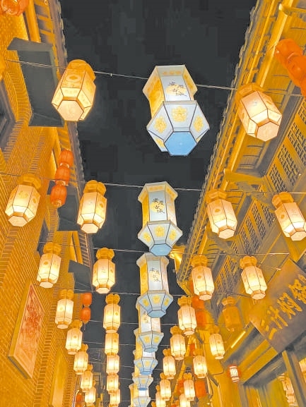  古城新韻 位于安徽安慶市安慶古城的倒扒獅歷史文化街區(qū)依江而建，在保留歷史建筑的同時，引入產(chǎn)業(yè)新業(yè)態(tài)，激發(fā)歷史文化街區(qū)活力，吸引了眾多游客前來游玩。 韓國籍視頻博主 金峻范攝