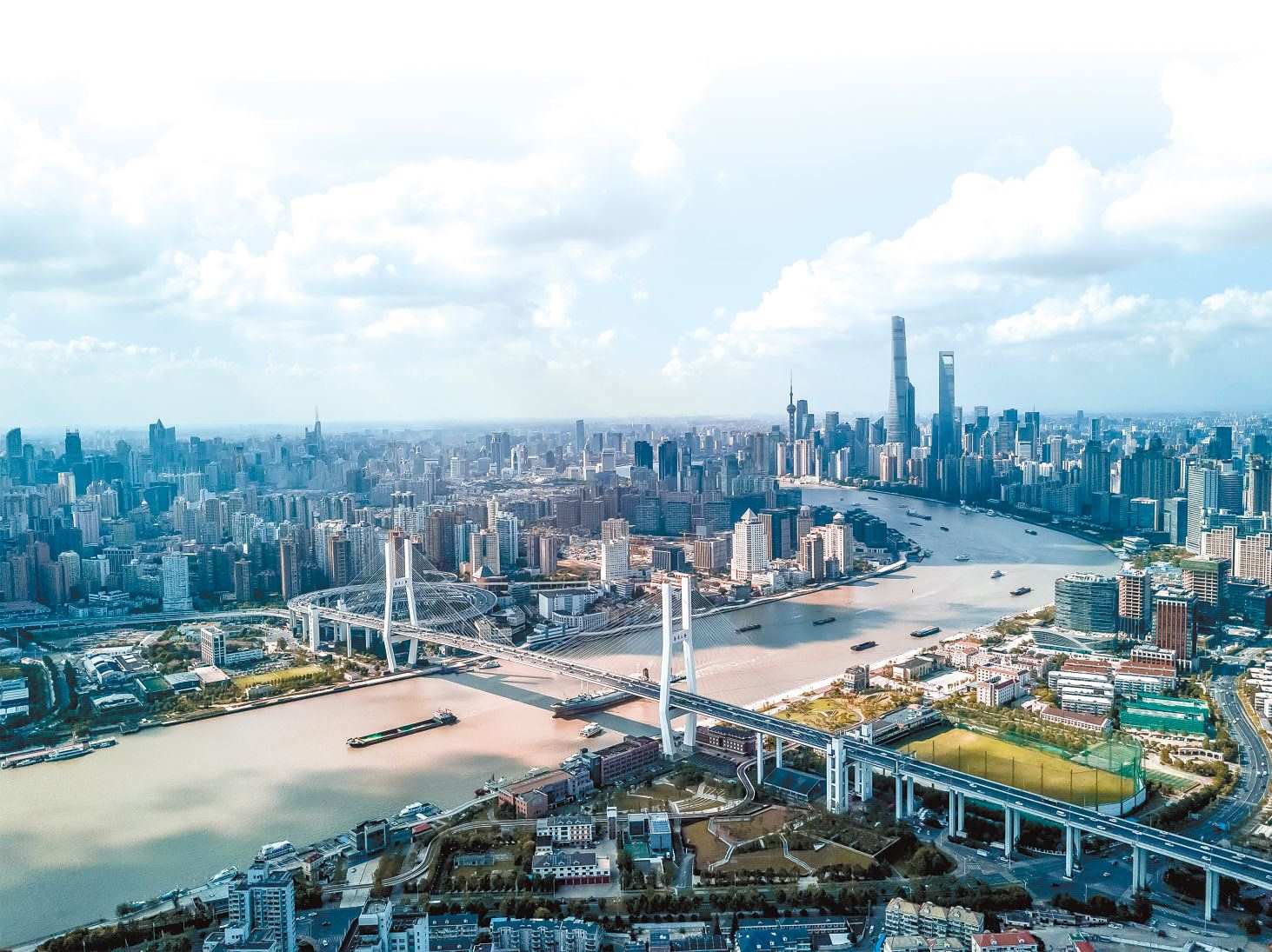  潮起東方 上海黃浦江兩岸高樓林立，風(fēng)光無限。近年來，上海以開放創(chuàng)新之姿，謀劃推動高質(zhì)量發(fā)展，奮力開創(chuàng)長三角一體化新局面。 德國籍導(dǎo)演、建筑師、攝影師 馬克·西格蒙德攝 “起初，我被東方古國的悠久歷史文化吸引來到中國。在上海生活的10多年間，我見證了這座城市的發(fā)展歷程，也感受到它兼具傳統(tǒng)與現(xiàn)代的獨特魅力。”