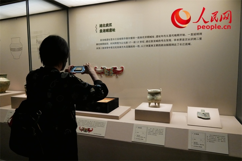 今年9月，觀眾正在參觀“鑒往知遠——新時代考古成果展”。人民網(wǎng)記者 韋衍行攝