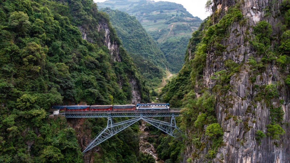 2023年6月20日，一列火車駛過(guò)人字橋。