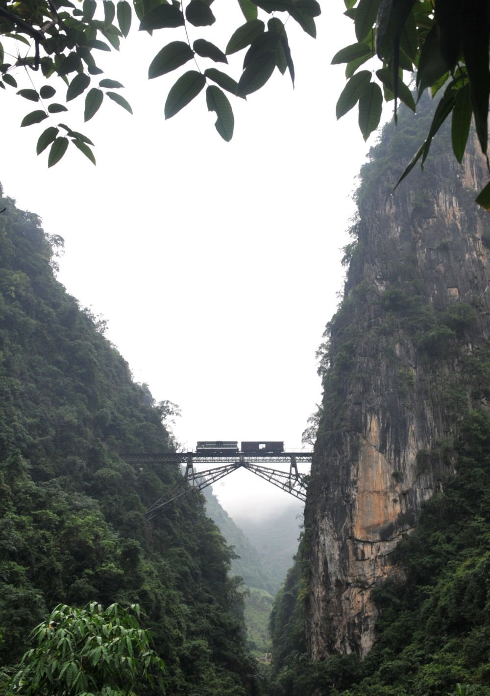 2009年6月1日，一列小火車從人字橋上通過(guò)。