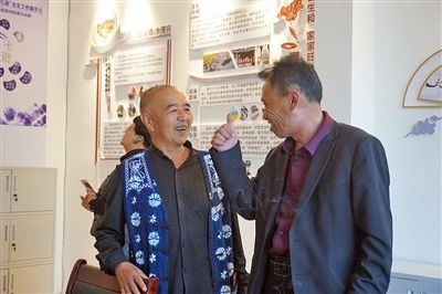  在大理州古生村訴訟服務(wù)站內(nèi)，全國(guó)人大代表樊九平為“阿鵬調(diào)解員”點(diǎn)贊。