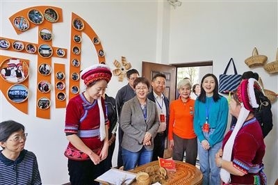  在大理法院喜洲法庭，代表們與“金花調(diào)解員”共同探討民族特色調(diào)解工作方法。