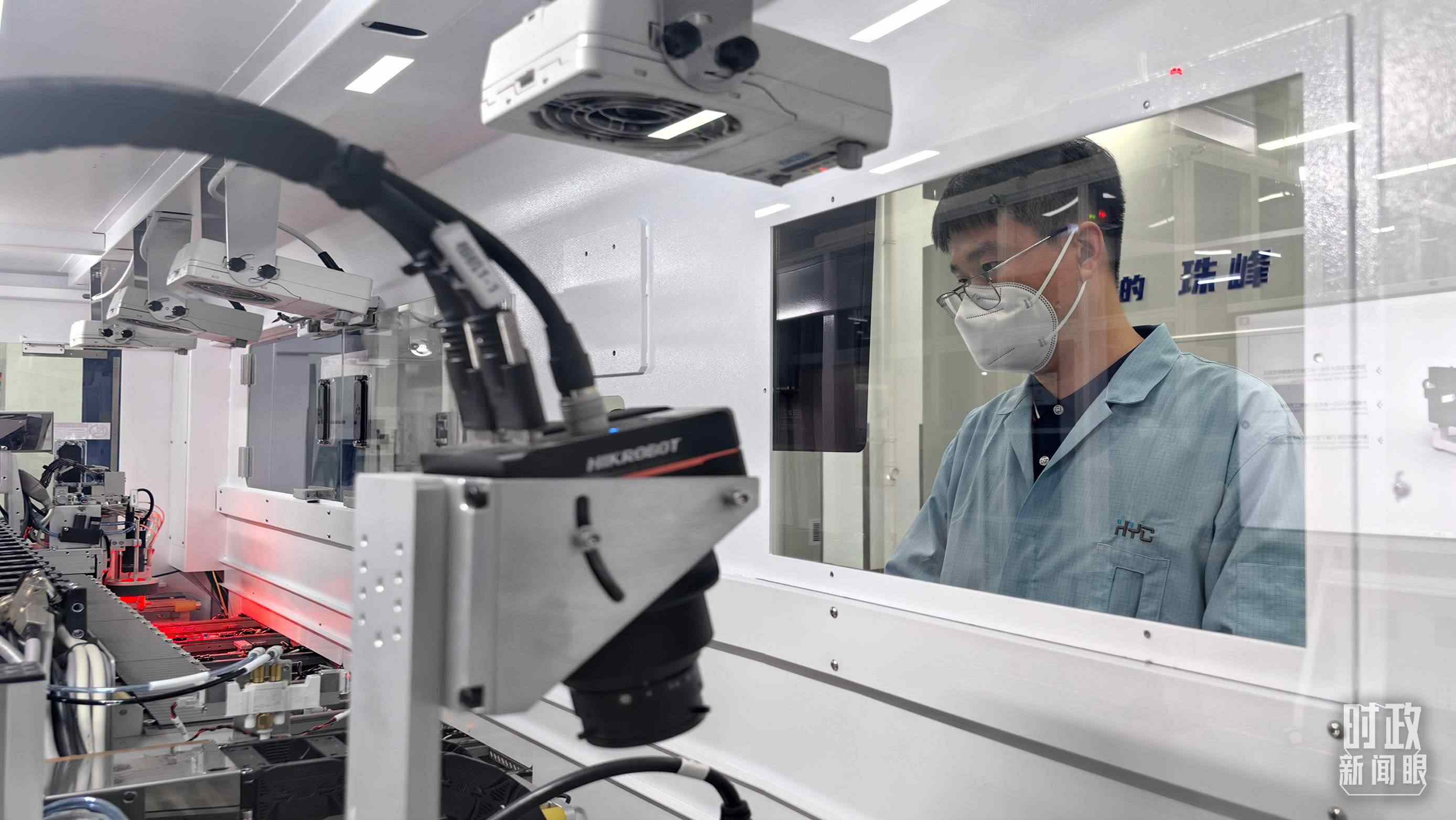 △蘇州華興源創(chuàng)科技股份有限公司員工正在研發(fā)車間內(nèi)進(jìn)行芯片測試。（總臺央廣記者潘毅拍攝）