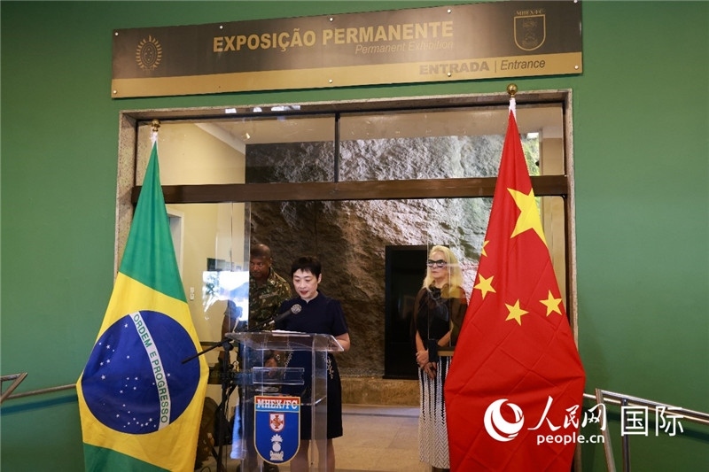 中國駐里約總領(lǐng)事田敏在攝影展開幕式上致辭。 人民網(wǎng)記者 陳海琪攝