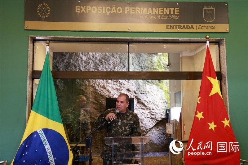 科帕卡瓦納要塞司令亞歷山大·羅伯托在攝影展開幕式上致辭。 人民網(wǎng)記者 陳海琪攝