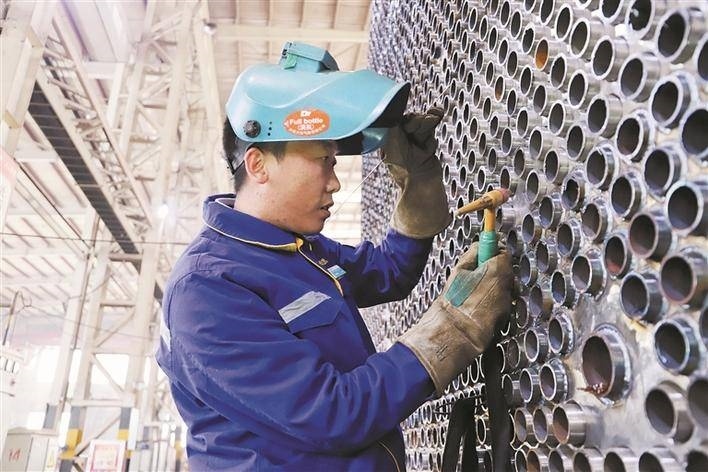 邵旭鵬在車間進(jìn)行電焊作業(yè)。受訪者供圖