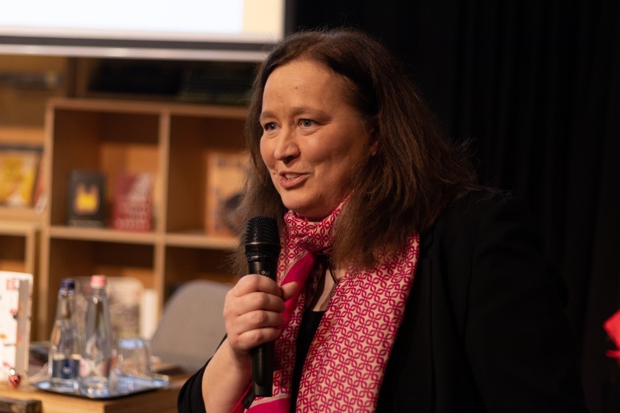 本書譯者宗博莉·克拉拉主持讀書分享會(huì)。摩爾多瓦尼·巴爾納巴斯攝