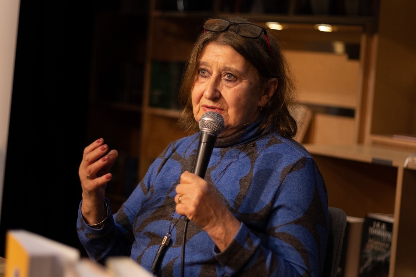 埃娃介紹作品。摩爾多瓦尼·巴爾納巴斯攝