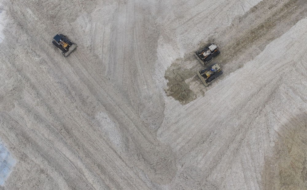 12月12日，在廣西湘桂華糖制糖集團(tuán)來(lái)賓紙業(yè)有限責(zé)任公司，工作人員在整理蔗渣（無(wú)人機(jī)照片）。