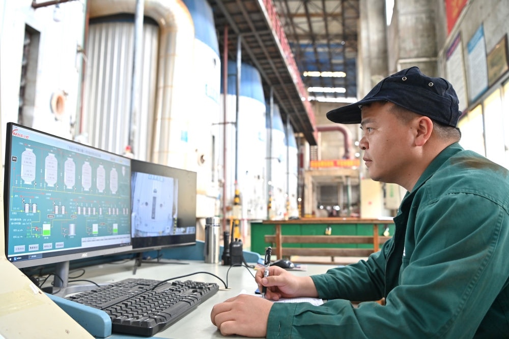 12月12日，工作人員在廣西來(lái)賓小平陽(yáng)湘桂制糖有限公司監(jiān)控蒸發(fā)系統(tǒng)。