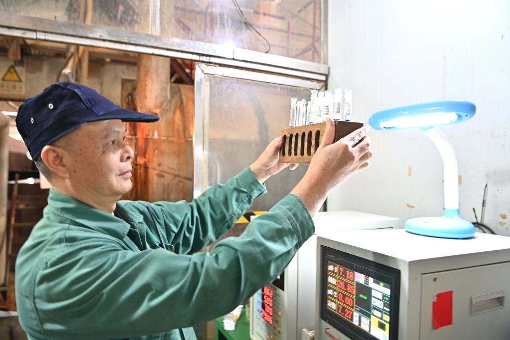 12月12日，廣西來(lái)賓小平陽(yáng)湘桂制糖有限公司的工作人員在檢測(cè)糖漿樣品。