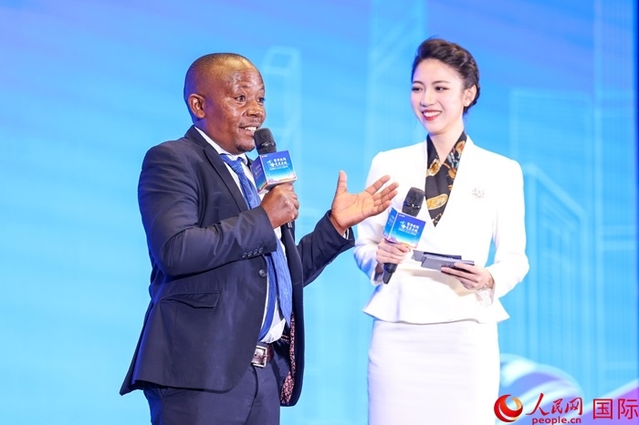 來(lái)自烏干達(dá)坎帕拉—恩德培機(jī)場(chǎng)高速公路項(xiàng)目的赫爾曼（左）被評(píng)為中國(guó)交建共建“一帶一路”最美外籍建設(shè)者之一。人民網(wǎng)記者 趙益普攝