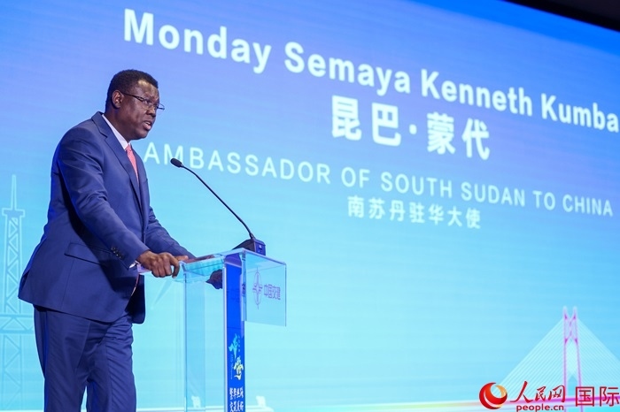南蘇丹駐華大使蒙代在發(fā)布會(huì)上致辭。人民網(wǎng)記者 趙益普攝