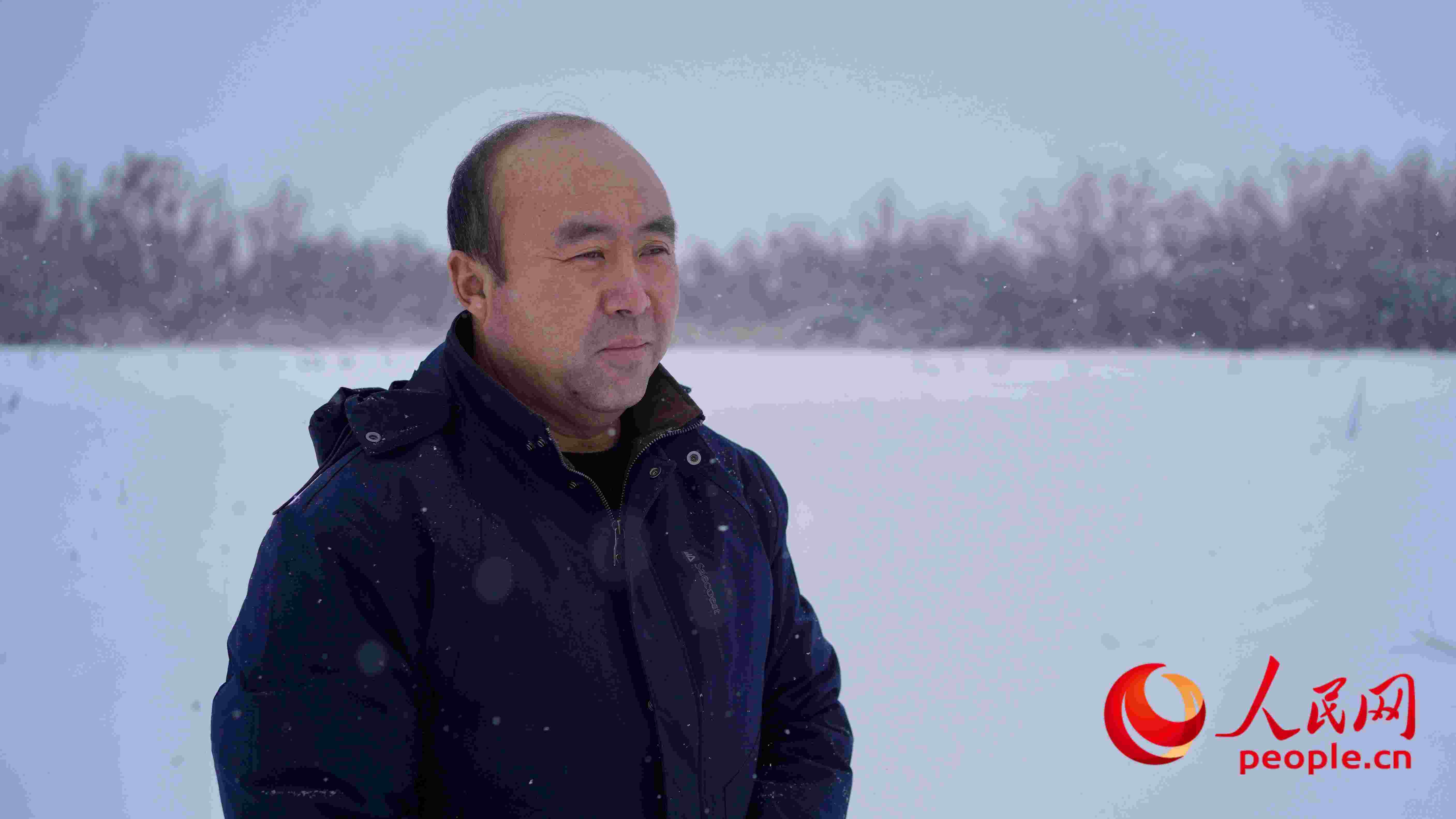 馬曉華回憶當(dāng)年和父親一起種樹的情形，滿是懷念。人民網(wǎng) 周靜圓攝