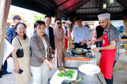 嘉賓現(xiàn)場觀摩。阿聯(lián)酋上?？偵虝?huì)暨同鄉(xiāng)會(huì)供圖