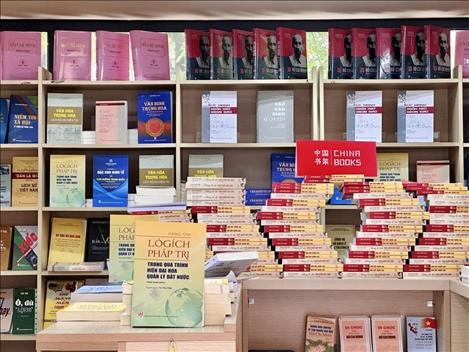 中國主題圖書亮相越南河內(nèi)書街。中國圖書進出口（集團）有限公司供圖