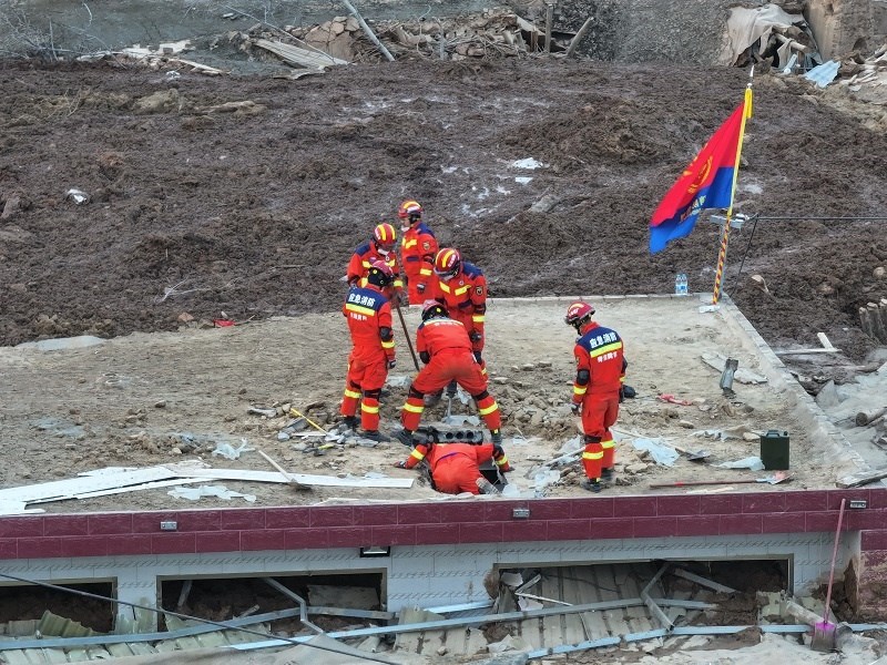 救援人員在現(xiàn)場(chǎng)。賀勇攝。