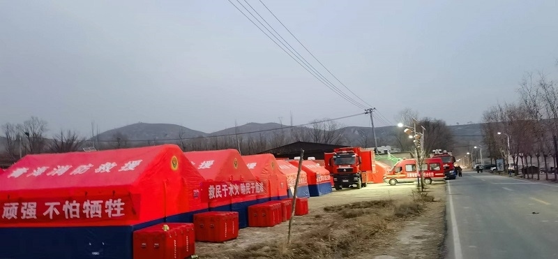 救災(zāi)隊(duì)員現(xiàn)場(chǎng)扎起了帳篷。王梅攝。