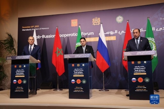 12月20日，在摩洛哥南部城市馬拉喀什舉行的第六屆阿拉伯-俄羅斯合作論壇主議程結(jié)束后，俄羅斯外交部長拉夫羅夫、摩洛哥外交大臣布里達(dá)、阿拉伯國家聯(lián)盟（阿盟）副秘書長胡薩姆·扎基（從左至右）出席記者會。新華社記者霍晶攝