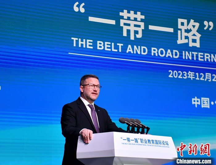 圖為活動(dòng)現(xiàn)場(chǎng)歐洲議會(huì)交通旅游委員會(huì)副主席烏伊海依·伊什特萬致辭。 中新社記者 韓冰 攝