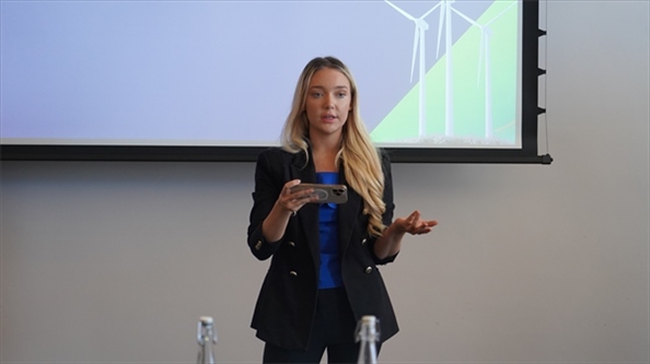 南非駐亞洲和金磚國家無任所大使蘇克拉爾代表吉娜·布朗發(fā)言。 人民網(wǎng) 張茜攝