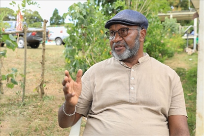 2023年12月18日，瓦努阿圖共和國總理夏洛特·薩爾維在瓦努阿圖公路項目二期馬勒庫拉段的移交儀式現場接受人民網采訪。人民網 賀吉攝