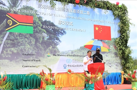 2023年12月18日，中國駐瓦努阿圖大使李名剛在瓦努阿圖公路項目二期馬勒庫拉段的移交儀式上發(fā)表致辭。人民網 賀吉攝