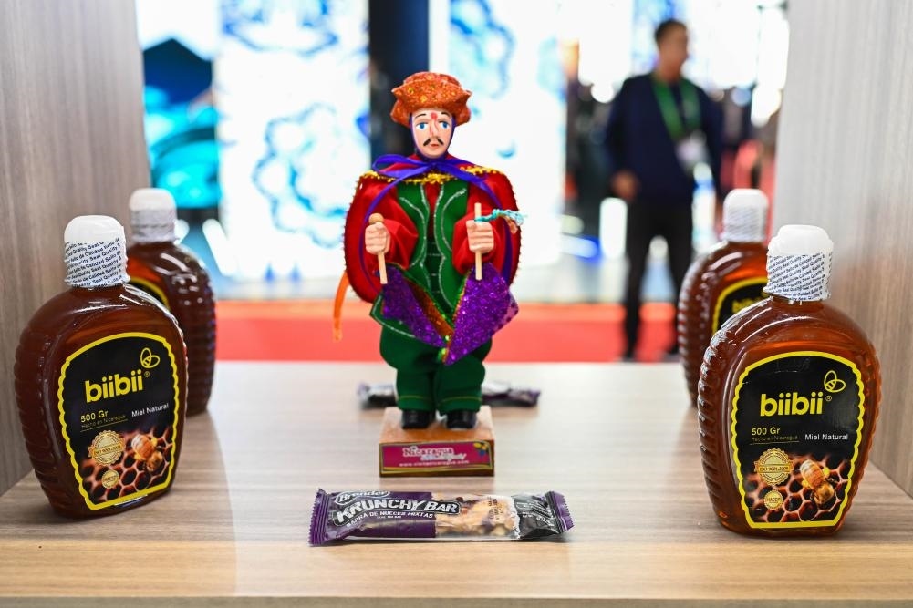 2023年11月8日在第六屆進博會上拍攝的尼加拉瓜蜂蜜產(chǎn)品。