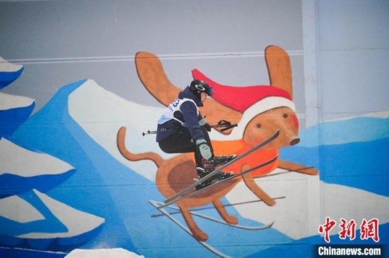 12月22日，云南省第一屆冬季運(yùn)動(dòng)會(huì)在昆明開幕。圖為選手在公開組男子自由式滑雪雪上技巧比賽中。中新社記者 劉冉陽 攝