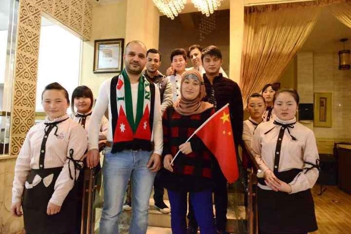 穆罕奈德夫婦與餐廳員工合影。共享聯(lián)盟·義烏 呂斌 攝