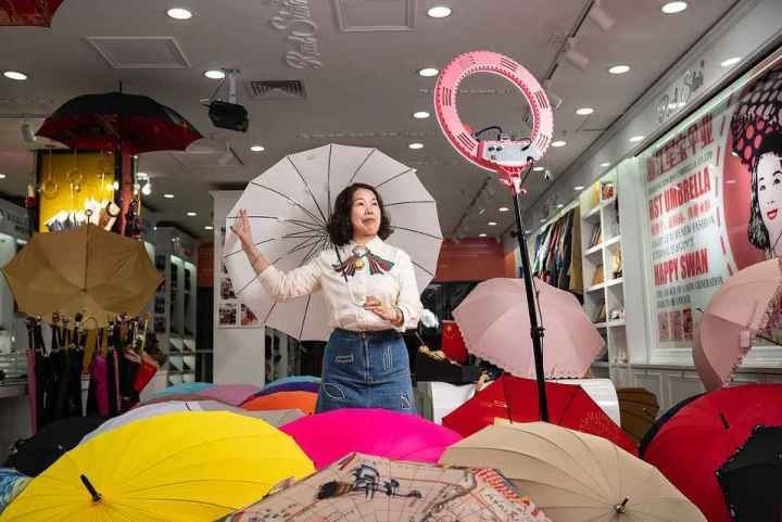 在義烏打拼了27年的商戶(hù)張吉英，正通過(guò)直播銷(xiāo)售雨傘。義烏市委宣傳部供圖