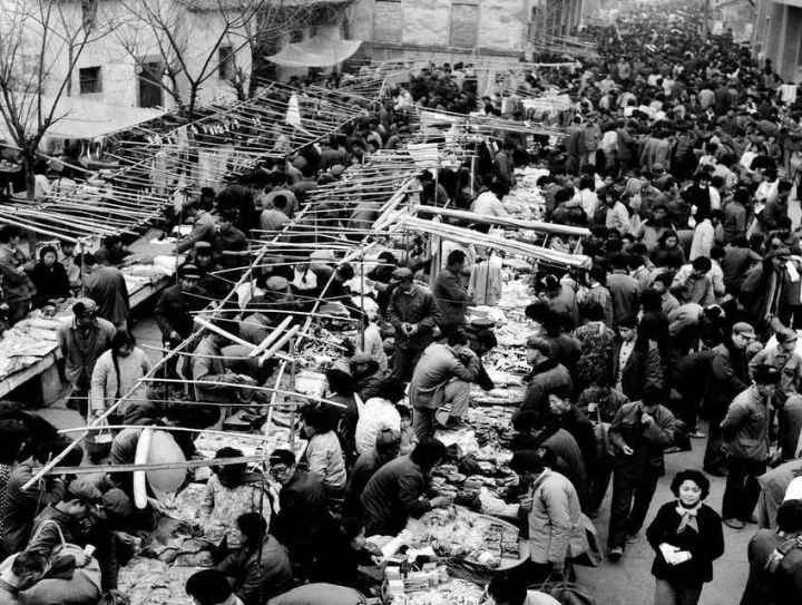 1982年，義烏湖清門(mén)馬路市場(chǎng)場(chǎng)景。拍友 金福根 攝