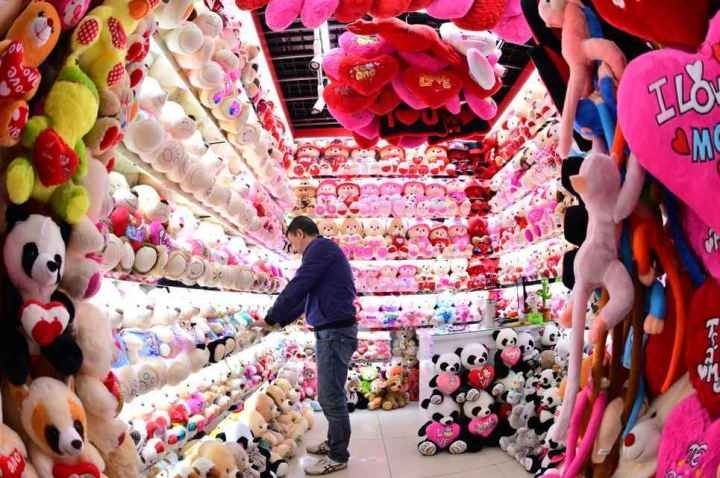 商戶(hù)在店鋪內(nèi)整理毛絨玩具。共享聯(lián)盟·義烏 呂斌 攝