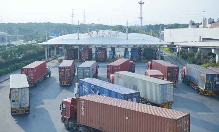 義烏海關(guān)排隊(duì)等待出關(guān)的車(chē)輛。共享聯(lián)盟·義烏 吳峰宇 攝