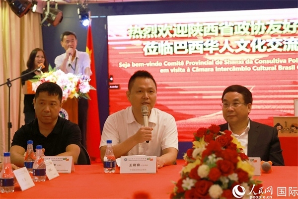 中國駐里約熱內(nèi)盧代總領事王尉育（中）在座談會中致辭。人民網(wǎng)記者 陳海琪攝