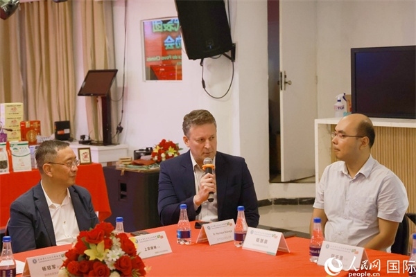 巴西中國友好協(xié)會主席恩里克·諾布雷加（中）在座談會中發(fā)言。人民網(wǎng)記者 陳海琪攝