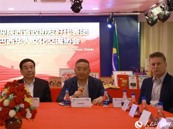 巴西華人文化交流協(xié)會主席上官建峰（中）在座談會上發(fā)言。人民網(wǎng)記者 陳海琪攝