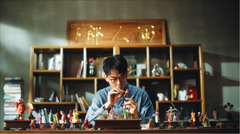 郎佳子彧通過短視頻直播，讓更多人關(guān)注并喜歡捏面人。受訪者供圖