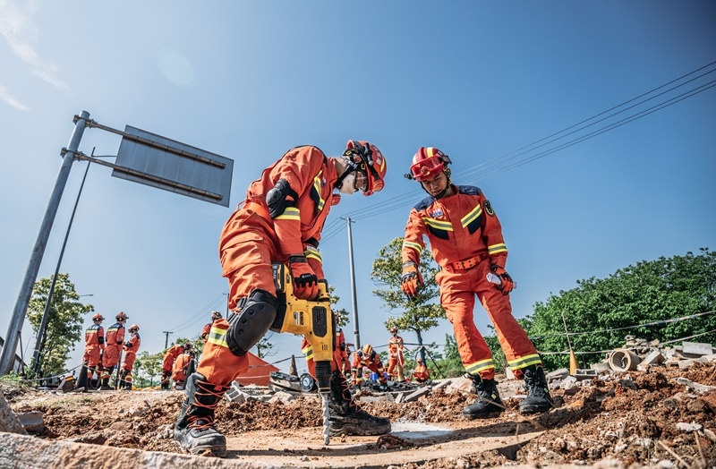 周彩琪和隊友在救援現(xiàn)場。受訪者供圖