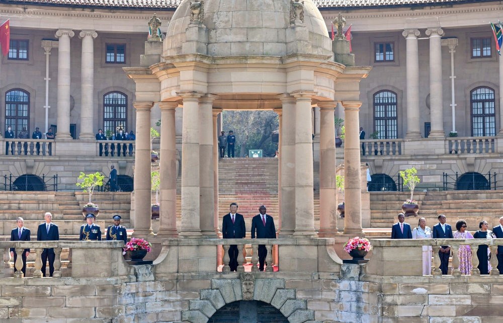 當?shù)貢r間8月22日上午，正在南非進行國事訪問的國家主席習近平在比勒陀利亞總統(tǒng)府同南非總統(tǒng)拉馬福薩會談。會談前，拉馬福薩在總統(tǒng)府廣場為習近平舉行歡迎儀式。新華社記者 殷博古 攝