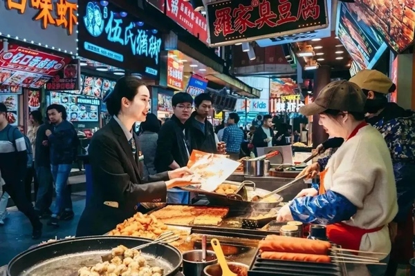 當(dāng)?shù)劂y行工作人員向個體經(jīng)營者介紹金融服務(wù)。受訪者供圖