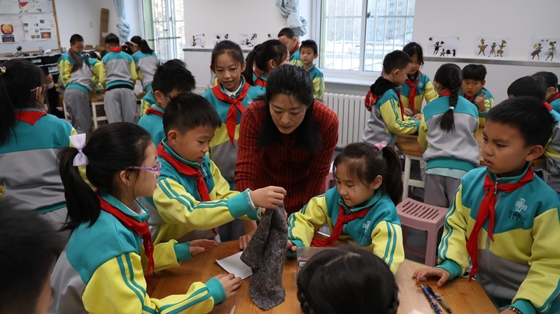 科學老師教同學制作消聲裝置。校方供圖